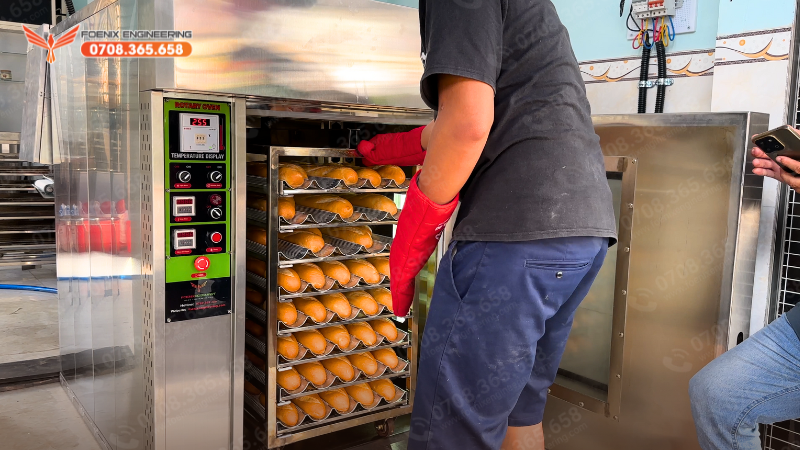 Gen Z mở lò bánh mì kết hợp xe bánh mì ~1000 ổ/ngày của mẹ 50 Tại sao nên lựa chọn Foenix mở lò bánh mì